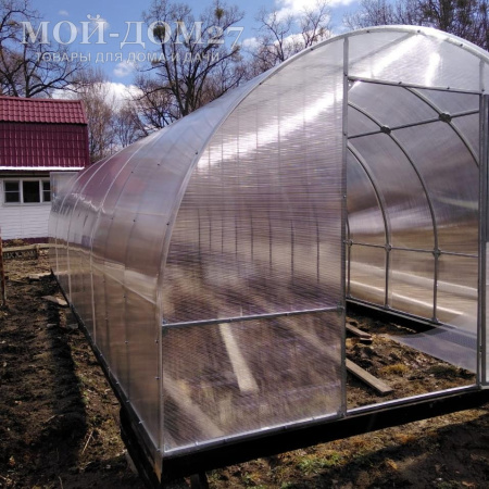 Теплица Восточная Усиленная 8 метров с поликарбонатом | Мой-Дом27 | Каркас изготовлен из оцинкованной замкнутой трубы 20*20 мм.<br>
 Ширина - 3 метра. Высота - 2,1 метра. Длина 8 метров. <br>
 Выдерживаемая снеговая нагрузка - 150 кг/м2. Выдерживаемая ветровая нагрузка - до 20 м/с.<br>
 Расстояние между дугами 0,65 метра. Толщина металла дуг 1,2 мм. Ширина двери 0,96 метра.<br>